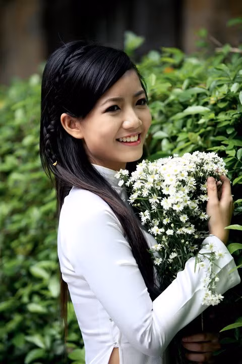 Mới đây, trong buổi ngoại khóa về áo dài, tôn vinh vẻ đẹp phụ nữ Việt Nam thời hội nhập, Hồng Anh cho học sinh tìm hiểu về lịch sử, dựng clip áo dài trong lòng bạn bè quốc tế, ở học đường và cuối cùng là tranh luận và phản biện.