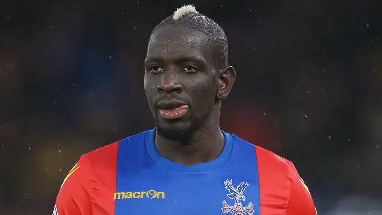 Liverpool vẫn giữ ý định bán Sakho: Dù không còn trọng dụng trung vệ người Pháp, Liverpool vẫn muốn bán anh với giá ít nhất 30 triệu bảng. Điều này là rào cản rất lớn với hai đội bóng đang theo đuổi Sakho là Crystal Palace và Stoke City. Ảnh: Mirror