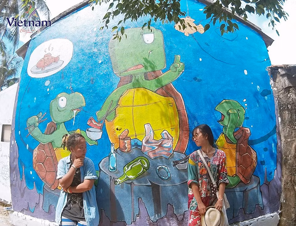 Mặc dù xuất hiện sau so với Tam Thanh nhưng làng bích họa tại đảo Lý Sơn lại được nhiều người chú ý tới, bởi đây là địa điểm du lịch khá nổi tiếng của nhiều người.