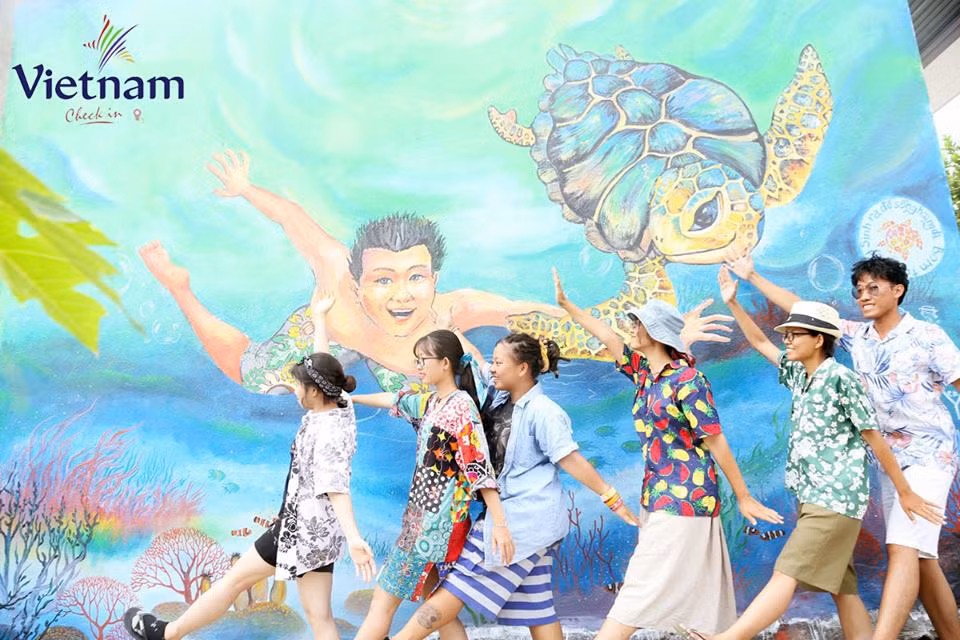 Theo nhiều bạn trẻ nhận xét rằng, Lý Sơn đã tuyệt vời với những cảnh đẹp thiên nhiên thì giờ nó còn thêm sức hút với những bức tranh khổng lồ, cỡ lớn.