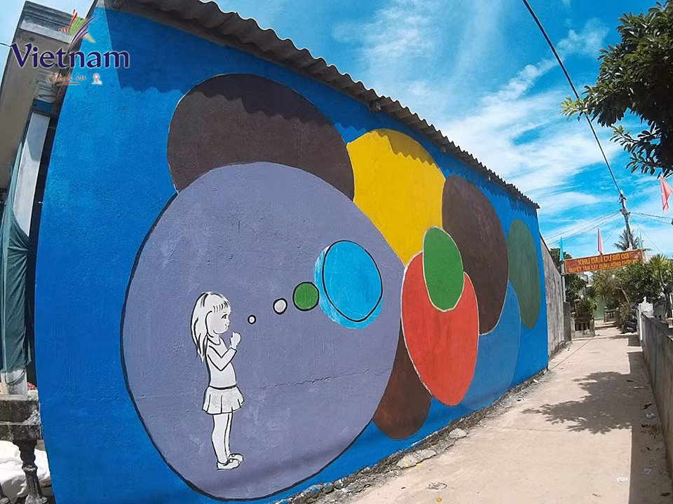 Đảo Lý Sơn đẹp không lời nào để tả, bạn có thể tắm biển, lặn ngắm san hô, bơi thuyền thúng, chụp ảnh, uống nước dừa.= và giờ có làng bích họa để "sống ảo" cả 1 album.