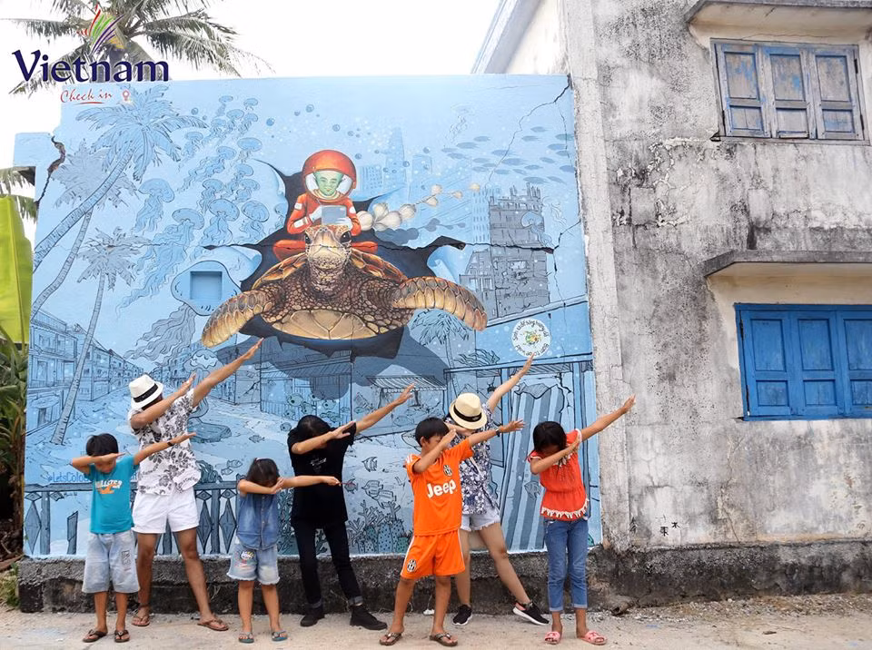 Mỗi ngôi nhà là một bức tranh và nó đang mang đến một tổng thể sinh động, trẻ trung và nhiều năng lượng cho hòn đảo được coi là thiên đường du lịch của giới trẻ Việt.