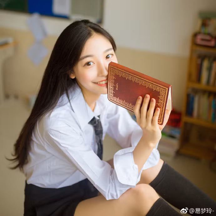 Chính vì thế mà bức ảnh góc nghiêng thần thánh của cô nàng ngay sau khi được đăng tải trên một trang fanpage dành cho giới trẻ đã thu hút hàng chục nghìn lượt like và comment.