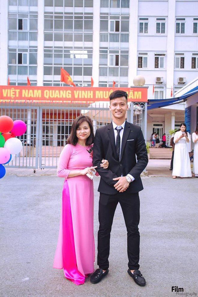 Không bàn đến chuyên môn, chỉ riêng ngoại hình điển trai của Tùng Lâm cũng đủ khiến nhiều fangirl phải hú hét và chăm chỉ đến sân theo dõi bóng đá hơn.