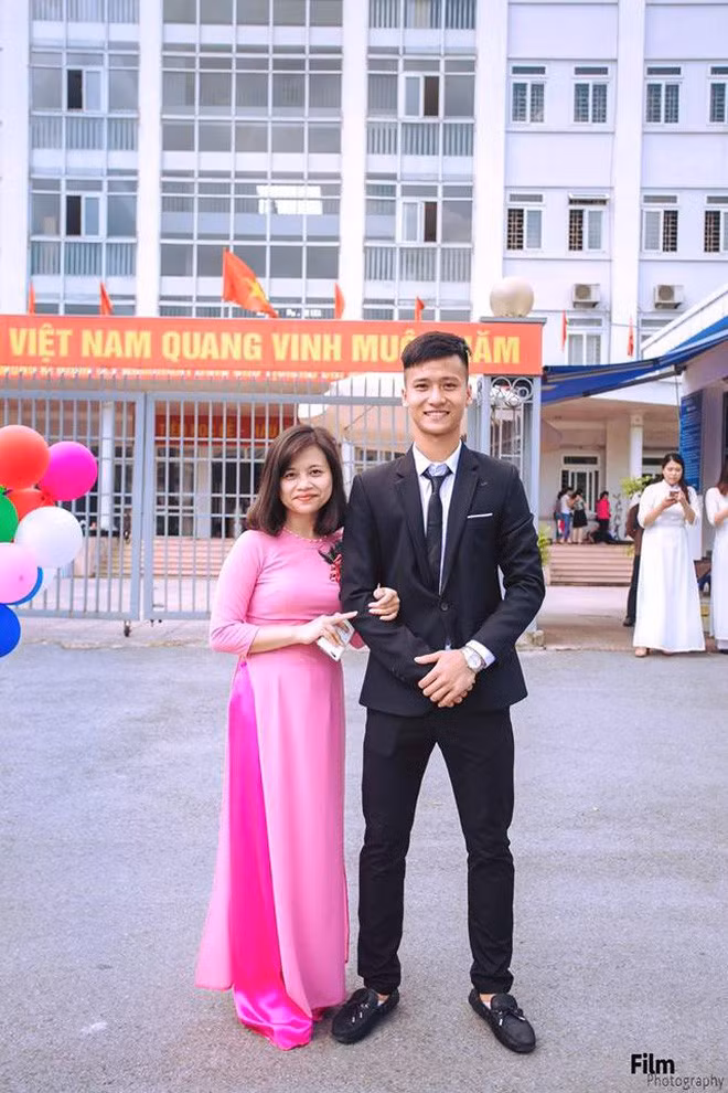 Không bàn đến chuyên môn, chỉ riêng ngoại hình điển trai của Tùng Lâm cũng đủ khiến nhiều fangirl phải hú hét và chăm chỉ đến sân theo dõi bóng đá hơn.