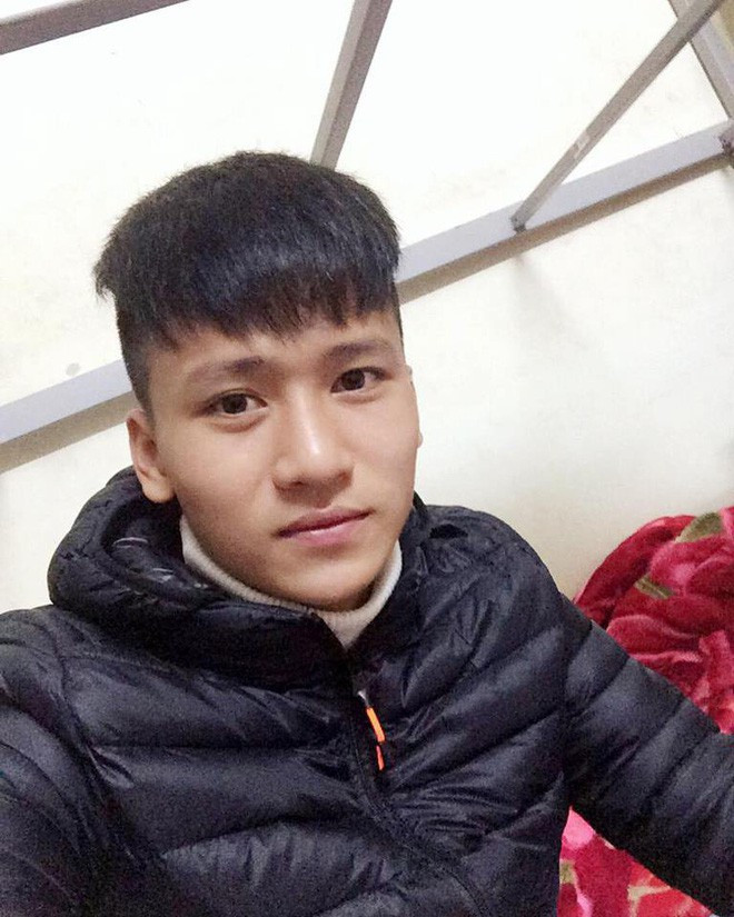 Dương Tùng Lâm hiện là thủ môn trong biên chế của đội U19 Hà Nội, vừa qua chàng cầu thủ này được HLV Hoàng Anh Tuấn triệu tập lên thành phần đội tuyển U19 Việt Nam để chuẩn bị cho các giải đấu lớn trong năm nay.