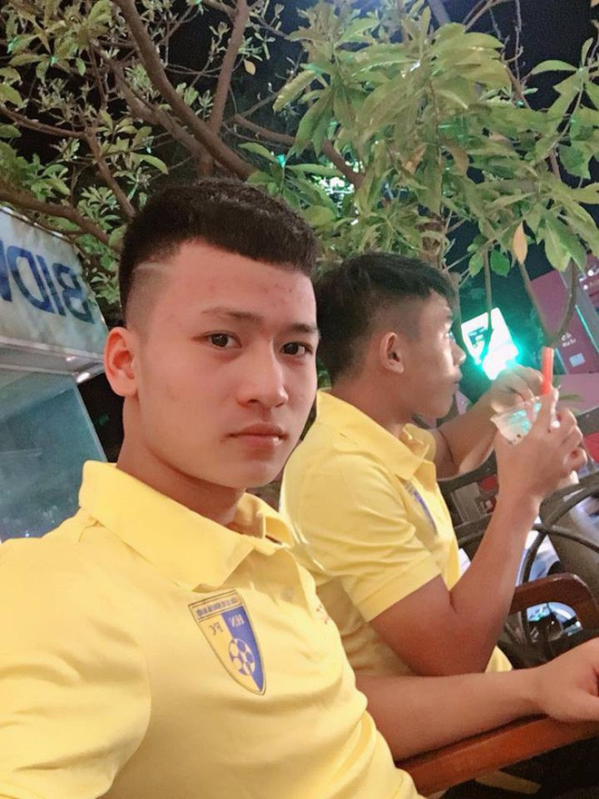 Đôi mắt sáng, nụ cười cực tươi cũng là vũ khí giúp Tùng Lâm chinh phục fan hâm mộ.