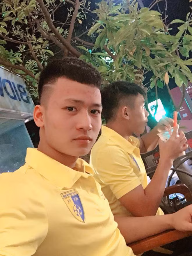 Đôi mắt sáng, nụ cười cực tươi cũng là vũ khí giúp Tùng Lâm chinh phục fan hâm mộ.