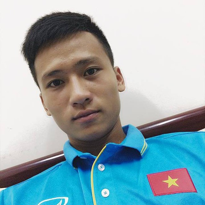 Dương Tùng Lâm sinh năm 1999, sở hữu chiều cao 1m78, chàng trai này là thủ môn bắt chính cho đội tuyển U19 Hà Nội, anh chàng cũng luôn xuất hiện trong đội hình U19 Việt Nam trong những giải đấu quốc tế, tiêu biểu như VCK U19 châu Á 2018.