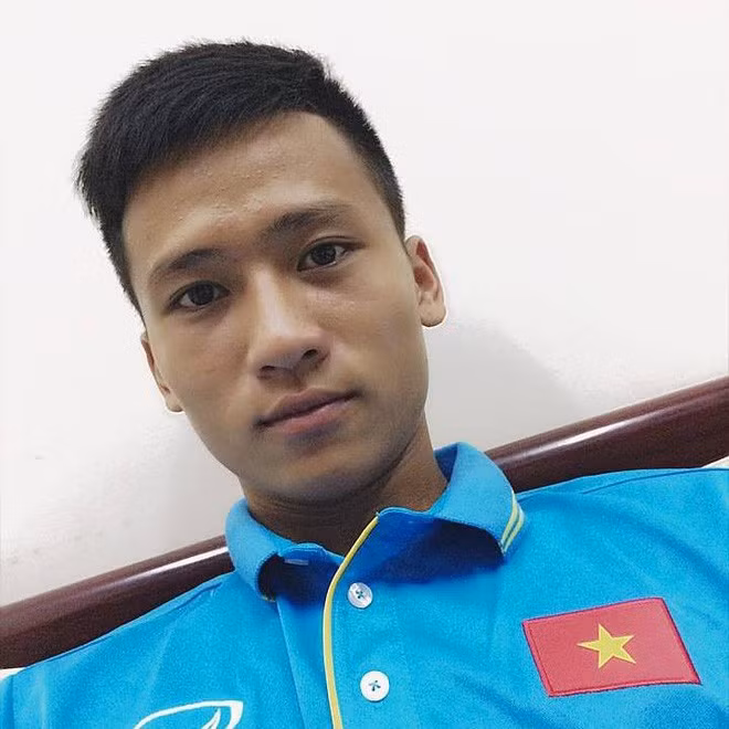 Dương Tùng Lâm sinh năm 1999, sở hữu chiều cao 1m78, chàng trai này là thủ môn bắt chính cho đội tuyển U19 Hà Nội, anh chàng cũng luôn xuất hiện trong đội hình U19 Việt Nam trong những giải đấu quốc tế, tiêu biểu như VCK U19 châu Á 2018.