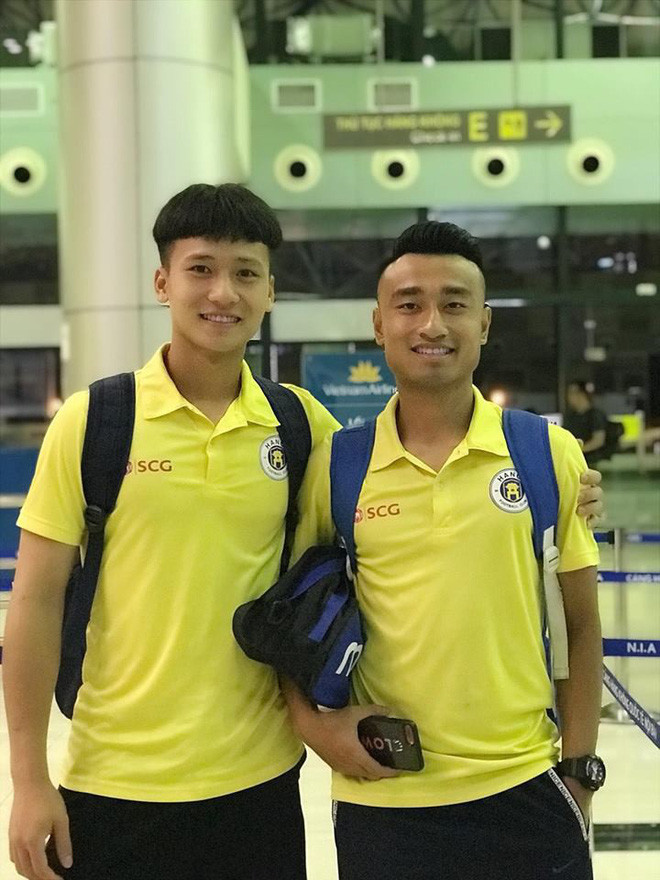 Ngoại hình điển trai sáng láng của thủ môn 19 tuổi tên Tùng Lâm là điều khiến anh bị các fan nữ săn đón.