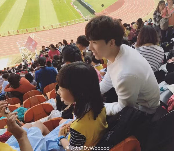 Không chỉ tài năng, "ông anh quốc dân" còn khiến chị em phải vạn chị em mê đắm mình bằng một ngoại hình bắt mắt với làn da trắng, nụ cười tỏa nắng và khuôn mặt ưa nhìn.