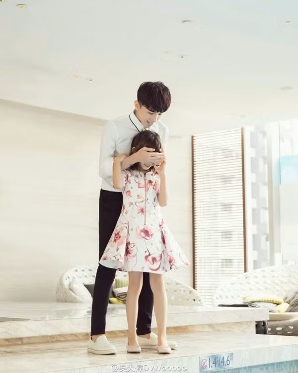 Được biết, Ngô Đại Vĩ bắt đầu được cộng đồng mạng biết đến từ năm 2013 khi tham gia chương trình truyền hình thực tế Perfect Dating của đài Quý Châu.