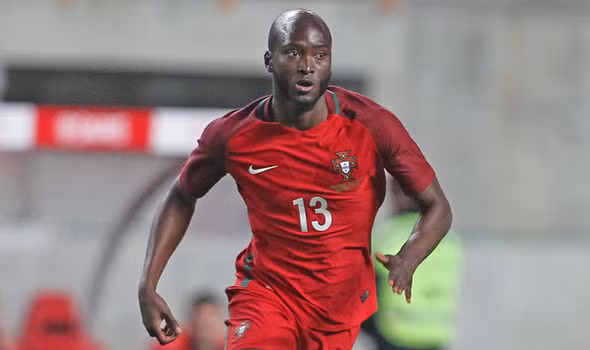 MU chiêu mộ nhà vô địch châu Âu: Daily Star đưa tin, MU và Liverpool đang cùng theo đuổi tiền vệ Danilo Pereira đang chơi cho Porto. Thậm chí, cả 2 ông lớn của bóng đá Anh đã cử người sang tận sân Dragao để chứng kiến Danilo Pereira có trận đấu rất hay để cùng Porto đánh bại Nacional 7-0 vào cuối tuần qua ở giải vô địch Bồ Đào Nha. Ảnh: Daily Star.