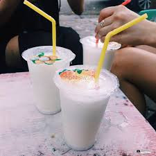 Cái cảm giác ăn hết bát mì tôm bò khô cay nóng mà được giải nhiệt bằng trà đào, sữa dừa thì còn gì tuyệt vời bằng cho lứa tuổi học sinh.