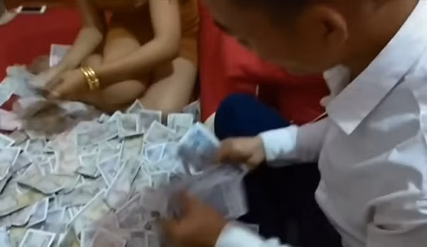 Hồi cuối năm 2017, mạng xã hội cũng lan truyền đoạn clip vui về cô dâu chú rể ở Hải Phòng cầm sấp tiền lẻ của hội bạn thân, miệt mài đếm trong đêm tân hôn. Cặp đôi đã nhận được nhiều bình luận hài hước và lời chúc phúc đến từ dân mạng.