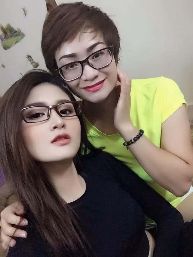 Trào lưu khoe ảnh mẹ trẻ trung xinh đẹp bên con gái đúng là món quà đầu năm cực ý nghĩa mà hội chị em dành cho bậc thân sinh ra mình. Món quà về tinh thần, đền bù cho những phút bận rộn chuẩn bị cho Tết được các cô con gái bù đắp cho mẹ.