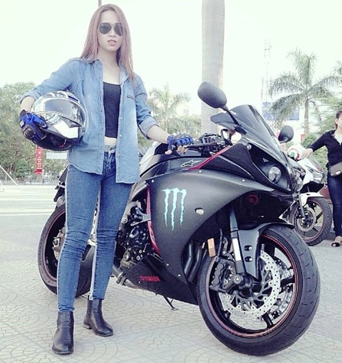 Nguyễn Thị Hoài Thương sinh năm 1993 đang là sinh viên ngành Kế toán, Đại học Phú Xuân - Thừa Thiên Huế. Cô gái Huế này được cư dân mạng để ý tới khi bức ảnh chụp lúc đang cưỡi xe phân khối lớn đăng tải trên mạng.