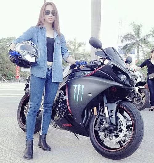 Nguyễn Thị Hoài Thương sinh năm 1993 đang là sinh viên ngành Kế toán, Đại học Phú Xuân - Thừa Thiên Huế. Cô gái Huế này được cư dân mạng để ý tới khi bức ảnh chụp lúc đang cưỡi xe phân khối lớn đăng tải trên mạng.