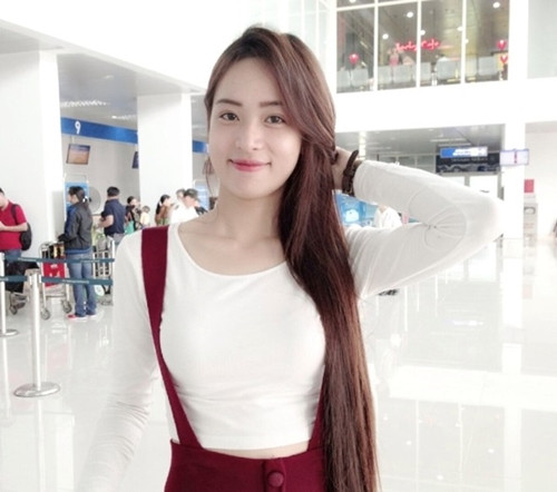 Dù là một cô gái rất nữ tính nhưng Hoài Thương luôn mong muốn sẽ được thử chơi nhiều dòng xe hơn và cố gắng kiếm tiền để tậu cho mình chiếc siêu xe Ducati Monster 795.