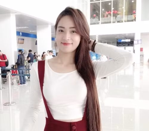 Dù là một cô gái rất nữ tính nhưng Hoài Thương luôn mong muốn sẽ được thử chơi nhiều dòng xe hơn và cố gắng kiếm tiền để tậu cho mình chiếc siêu xe Ducati Monster 795.