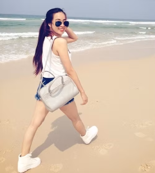 Không chỉ được biết đến bằng đam mê xe phân khối lớn, Hoài Thương còn được dân mạng ngưỡng mộ bằng sắc đẹp của mình. Cô sở hữu đôi chân thon dài, khuôn mặt khả ái dễ gây ấn tượng với người đối diện.