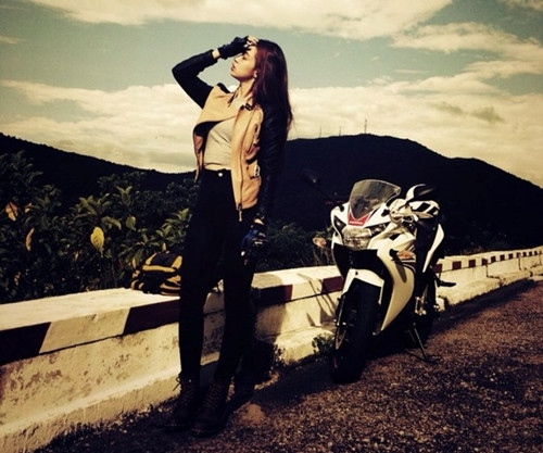 Để có tiền thỏa mãn đam mê, ngay từ khi bước chân vào đại học, Hoài Thương bắt tay thử sức với việc kinh doanh quần áo thời trang. Sau 3 năm, cô nàng đã tiết kiệm được một khoản và chính thức đầu tư cho niềm đam mê mô tô.