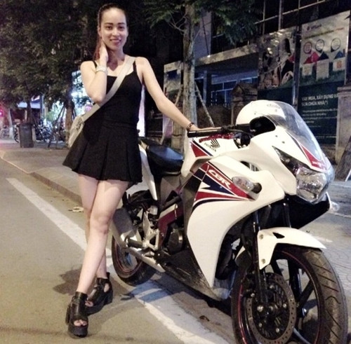 Chỉ sau 3 tuần chạy thử, cô bạn quyết chọn mua chiếc Honda CBR150R với giá hơn 100 triệu đồng.