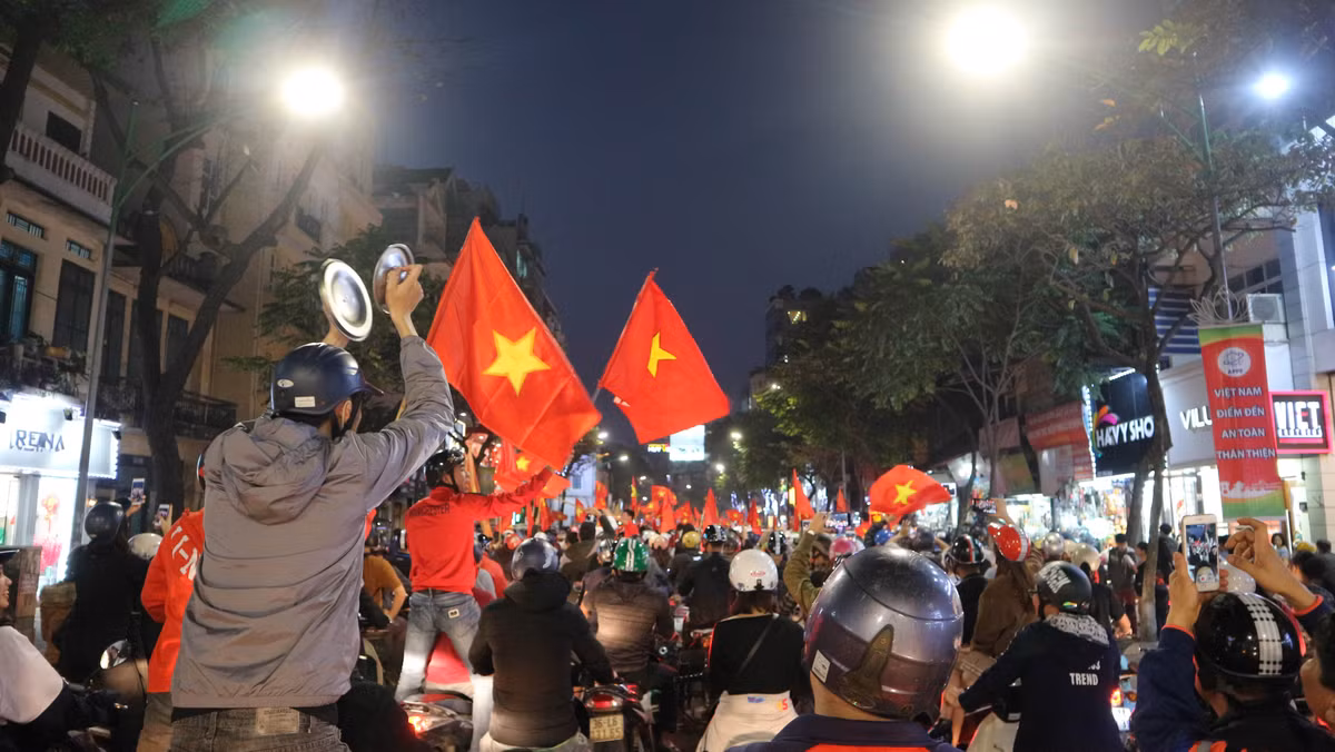 Dòng người ăn mừng trên phố ngày một đông và họ tạo nên một không khí hết sức vui vẻ.