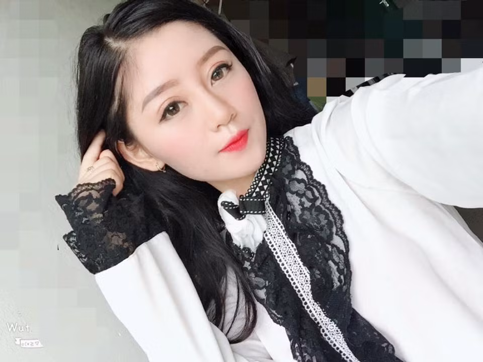 Được biết, cô giáo trẻ đang gây xôn xao mạng xã hội là Nguyễn Thị Tuyết Mai (SN 1997, sống tại Ba Vì, Hà Nội), sinh viên ĐH Sư phạm Hà Nội 2.