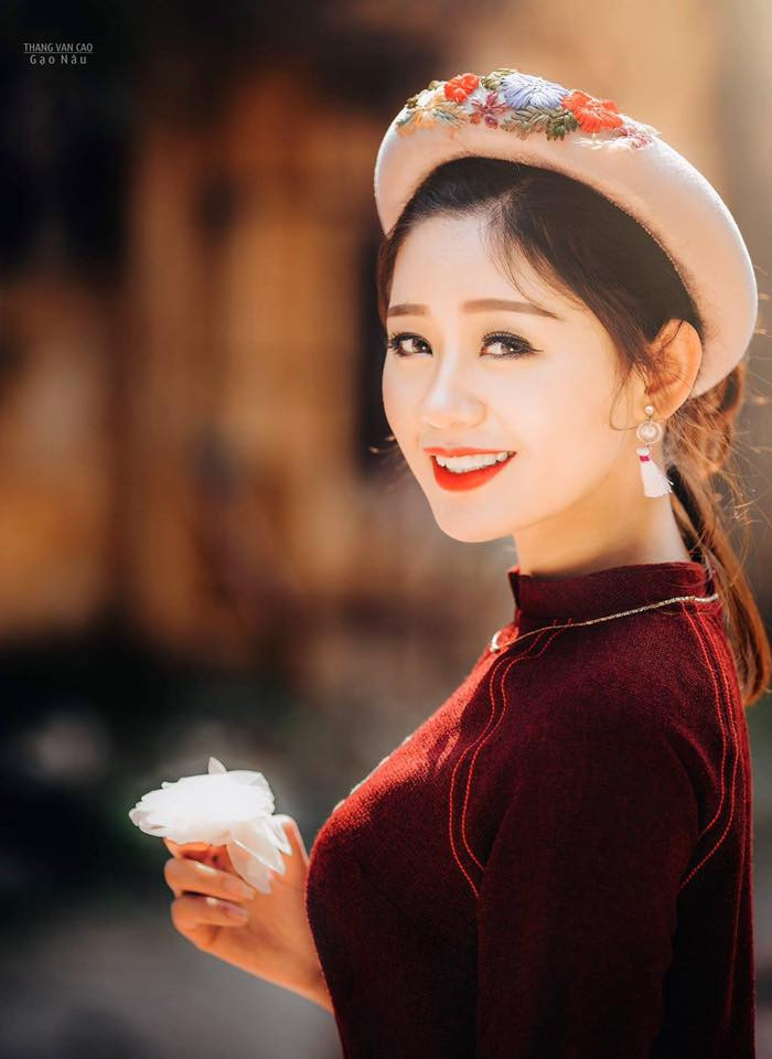 Tuyết Mai cho biết cô rất bất ngờ khi bỗng dưng được nhiều người biết đến. Bức ảnh đó được chụp vào sáng nay (20/2) khi cô nàng này có đi dự giờ vào tiết 5. Ngồi dự giờ thì cô bạn cũng chỉ chú tâm vào bài giảng thôi chứ cũng không để ý xung quanh nên không biết đã bị học sinh chụp trộm khi nào. Tới trưa nay ngủ dậy thì ngạc nhiên khi thấy Facebook tăng hơn 2000 lượt follow.