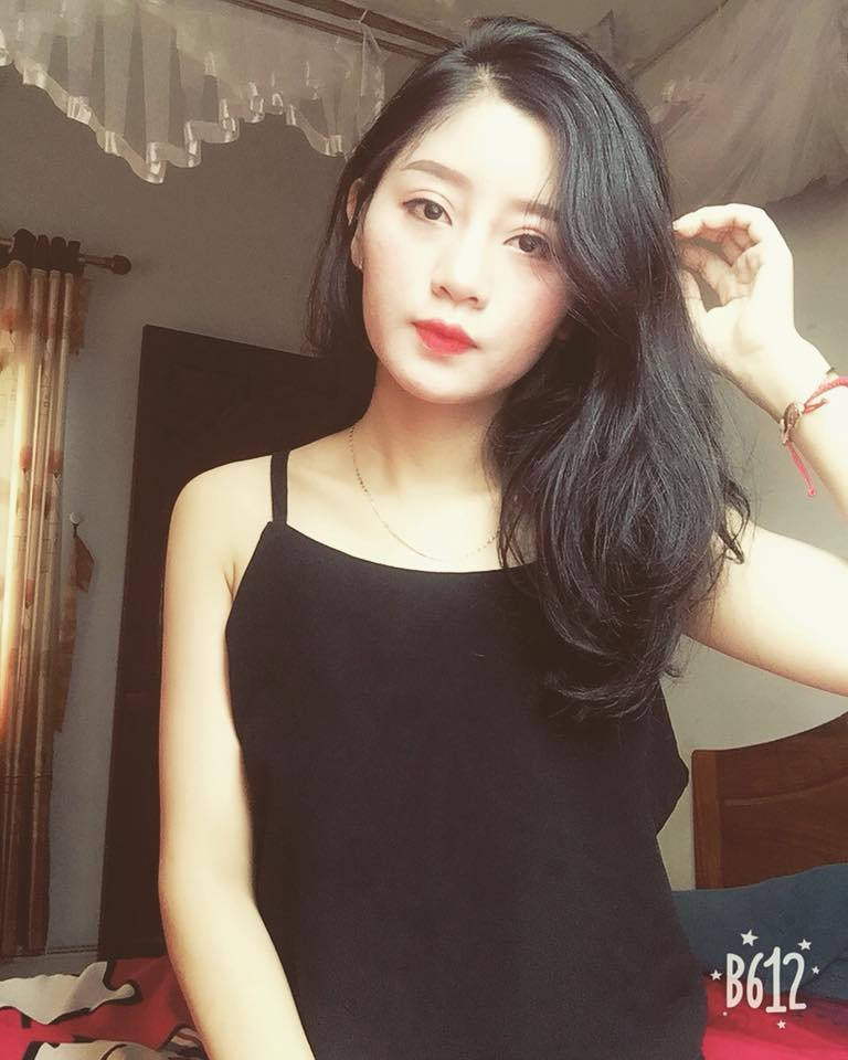 Sau khi xuất hiện trên MXH, có không ít cư dân mạng đã phát sốt vì nữ giáo viên thực tập và thi nhau truy lùng danh tính cô nàng.