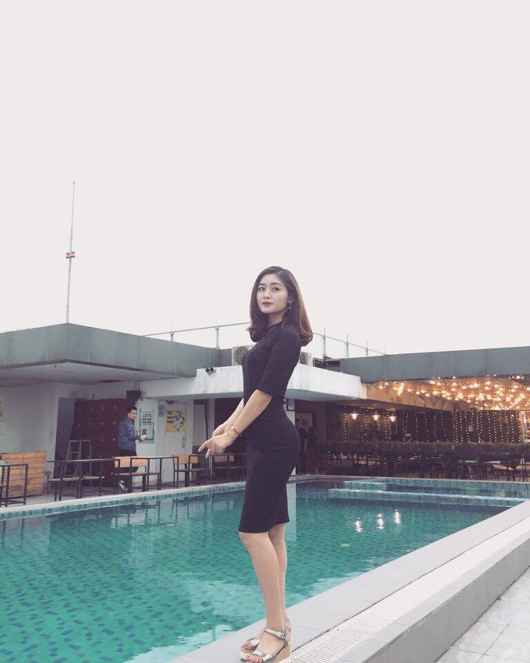 Dù bị học sinh trong lớp dự giờ chụp lén nhưng cô giáo trẻ trông vẫn rất xinh đẹp với "góc nghiêng thần thánh" khó cưỡng lại.