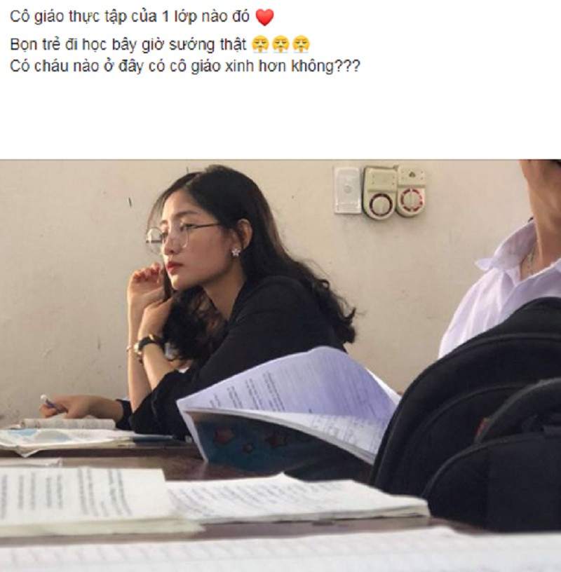 Mới đây, trên MXH các dân mạng đã đăng tải bức ảnh một cô giáo thực tập ngồi dự giờ chăm chú đã nhanh chóng thu hút sự chú ý từ dân tình với hàng chục nghìn lượt like, chia sẻ và bình luận chỉ sau ít giờ xuất hiện.