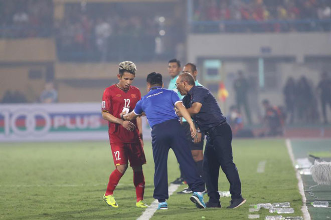 Hồng Duy nhận mật thư từ HLV Park Hang-seo tại AFF Cup 2018 với Campuchia.