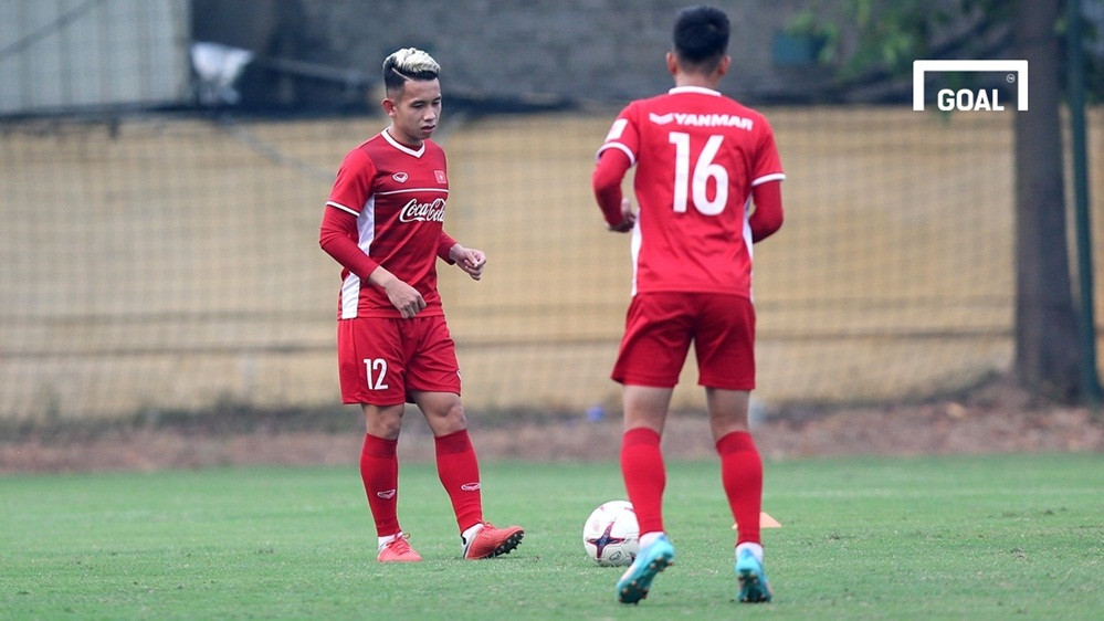 Chưa hết, Hồng Duy được đánh giá vượt trội hơn Văn Toàn đó là sức tỳ đè và sẵn sàng càn lướt đối thủ ngay trong khu vực 1/3 sân.