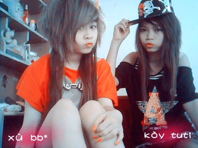 Ngắm lại những bức ảnh của kiểu tóc huyền thoại chục năm trước, nhiều dân tình mạng nhận định rằng, xuất phát từ những ca sĩ idol nổi tiếng như Bảo Thy, Khổng Tú Quỳnh, Đông Nhi hay Lương Bích Hữu, thì kiểu tóc của các bạn gái này trở nên thịnh hành.