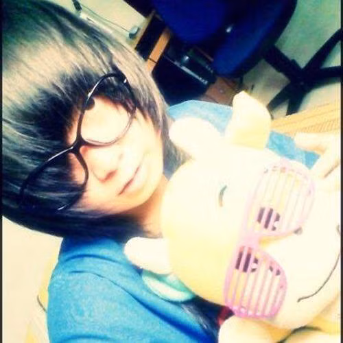 Nhớ lại những ngày tháng hào hùng của kiểu tóc sư tử huyền thoại, nhiều dân mạng còn nhớ thêm rằng, Ảnh nào cũng được chèn thêm chữ, nhưng nhất định phải viết theo ngôn ngữ "t33nc0d3" (teencode) và như thế mới được cho là sành điệu.