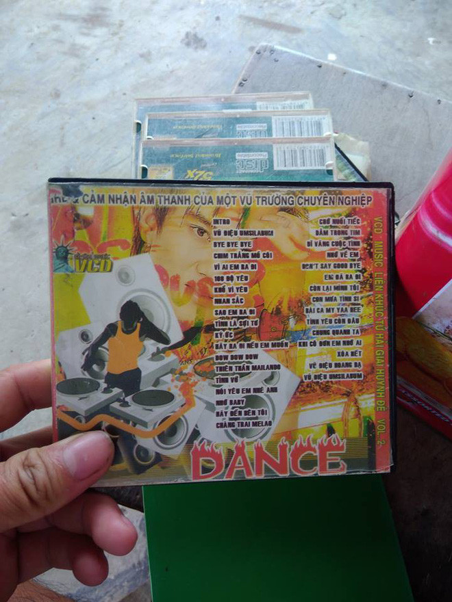 Nhớ lại ngày đó, nhiều dân mạng thuộc thế hệ 8X, 9X cho biết, vô tình thích ca khúc nào là phải chờ mòn mỏi đến ngày tiệm CD có đĩa "lậu" của bài đó và tốn 5.000 đồng mua đĩa về thì mới được nghe thoả thích.