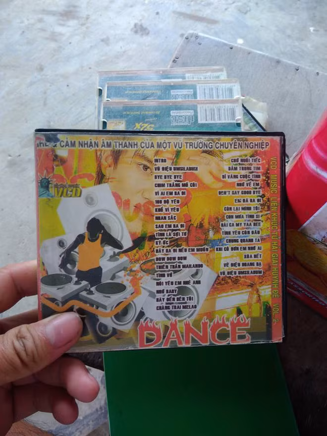 Nhớ lại ngày đó, nhiều dân mạng thuộc thế hệ 8X, 9X cho biết, vô tình thích ca khúc nào là phải chờ mòn mỏi đến ngày tiệm CD có đĩa "lậu" của bài đó và tốn 5.000 đồng mua đĩa về thì mới được nghe thoả thích.