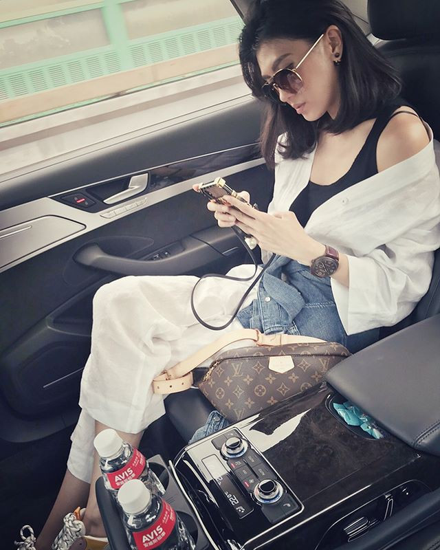 Người đẹp không còn làm người mẫu nữa nhưng Soái Quân vẫn chia sẻ hình ảnh dùng đồ hàng hiệu, đi xe xịn và du lịch sang chảnh.