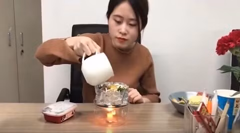 Mỗi clip của Tiểu Dã đều mang đến cho người xem hết từ bất ngờ này tới bất ngờ khác. Ảnh trong bài: Cắt clip nhân vật.