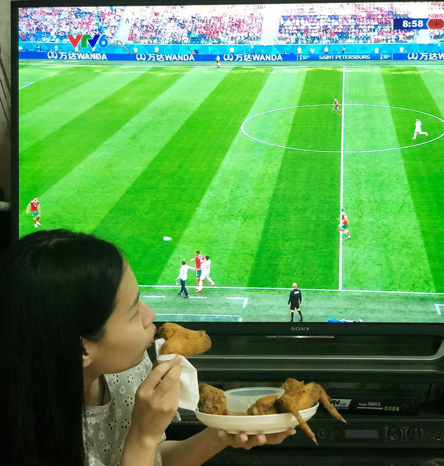 Với nhiều dân mạng mê bóng đá thì việc thức đêm xem bóng đá là điều khá quen thuộc và họ chuẩn bị cho mình những món ăn đơn giản như mì gói, xôi, bánh mì hay những món đồ ăn vặt để nhai cho vui miệng mùa World Cup.