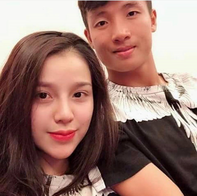 Bùi Khánh Linh là bạn gái của trung vệ Bùi Tiến Dũng. Cô nàng này đang đang là chủ một khách sạn tại Bắc Ninh và từng du học tại Singapore.