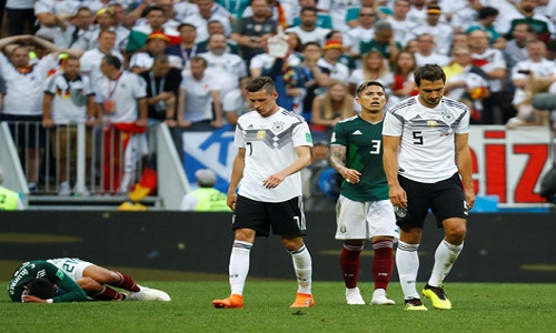 Sự bế tắc trên hàng công chưa được giải quyết, hàng thủ chậm chạp nhưng hay có thiên hướng dâng cao của ĐT Đức không dưới 5 lần bị các cầu thủ của Mexico khai thác triệt để. Khi thu hồi được bóng, các cầu thủ Mexico chủ động phát những đường bóng dài để các cầu thủ nhỏ con nhưng có tốc độ phi thường như Chicharito hay Vela bứt tốc đâm xuyên qua hàng phòng ngự đã dâng quá vạch giữa sân của các cầu thủ Đức.