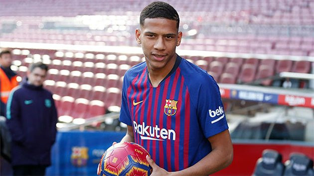 Theo Sport, Barca thương thảo với Bayer Leverkusen về việc bán Todibo trong kỳ chuyển nhượng mùa Đông tới đây với mức phí 10 triệu euro và có kèm theo điều khoản mua lại.