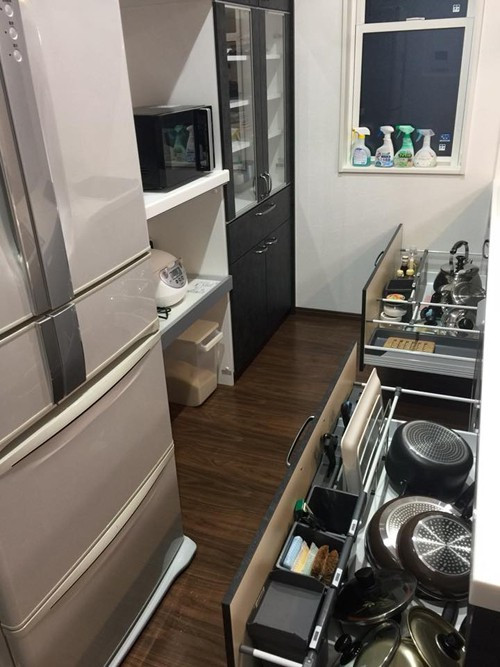 Nhà của chị Ánh không có thang máy nhưng được trang bị đầy đủ nội thất, gồm bồn tắm có tivi, máy giặt, két sắt, bàn ghế, rèm cửa, bóng điện và nhà vệ sinh các tầng tự động.