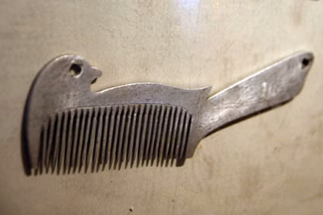 Tuy đã gãy và cong mất một vài chiếc răng nhưng không khó để nhận ra đây từng là một tuyệt phẩm. Ảnh sử dụng trong bài: Sưu tầm Facebook