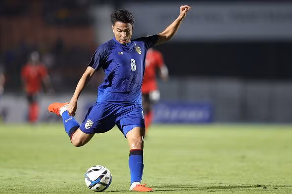 Còn nhớ tại King's Cup, một mình Thitipan khiến hàng tiền vệ của đội tuyển Việt Nam vất vả trong việc theo kèm. Số 8 của Thái Lan không chỉ cao to mà còn sở hữu kỹ thuật cực tốt.