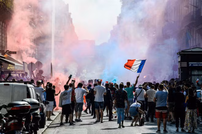 Con đường dài gần 2km chật kín người dân đổ ra đường ăn mừng. Pháo sáng được thắp lên ở nhiều nơi.